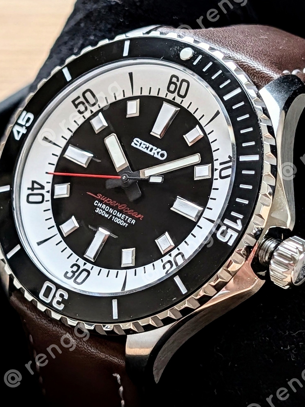 44mm Seiko Men’s Black White Diver Style Watch Superlative Chronometer Sapphire
